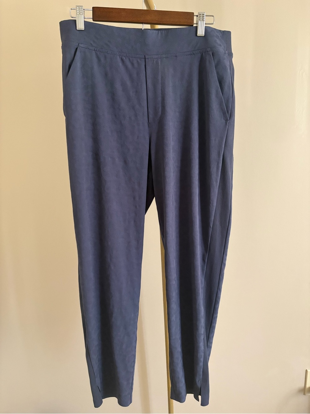 Women’s Athleta Textured Blue Brooklyn Ankle Pants in Size 12